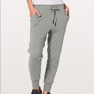 Lululemon press pause jogger size 6